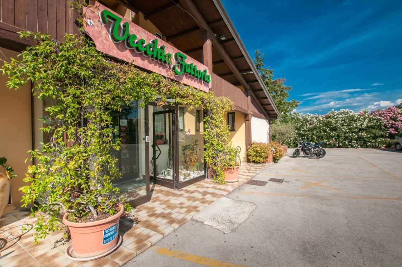 La Vecchia Fattoria Hotel Loreto Luaran gambar